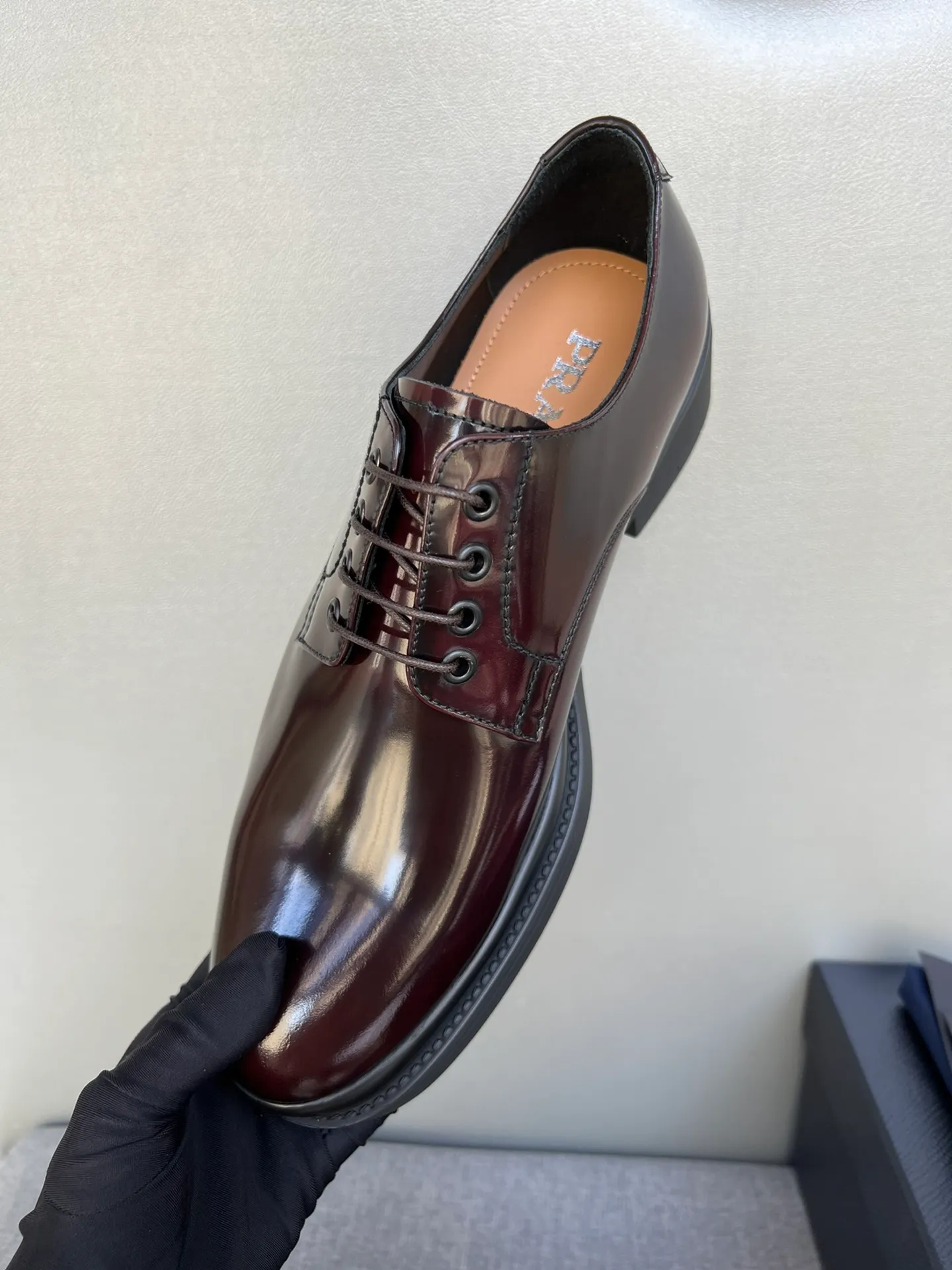 Men's shoes 💰860 💰Best recommendation✨PRADA Prada top purchasing quality imported upper with color-brushed edge beads carved toe design cowhide lining private molded TPU outsole non-slip, wear-resistant and elastic fashionable and versatile burgundy black blue 39-44 in stock (38, 45 customized for replacement, return and exchange)